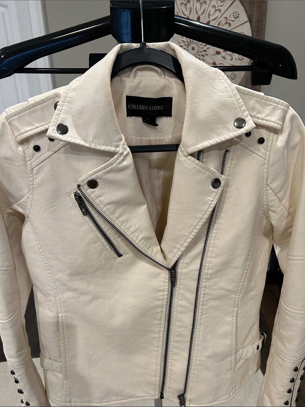 Colleen Lopez Off-White Leather Moto Jacket with Black Hardware / full zip - Picture 5 of 7